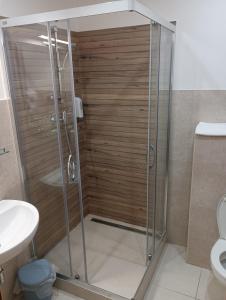 y baño con ducha y puerta de cristal. en Penzión Réva, en Turna nad Bodvou