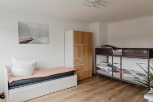 ゲルゼンキルヒェンにあるSK Apartments - Redのベッドルーム1室(二段ベッド2台、クローゼット付)