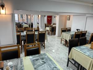 イスタンブールにあるアモーレ ホテル イスタンブールのダイニングルーム(テーブル、椅子付)、