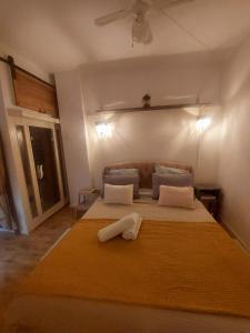 - une chambre avec un grand lit et 2 oreillers blancs dans l'établissement Appart Aix sauna jacuzzi balneo spa privatifs hyper centre historique cour intérieur, à Aix-en-Provence