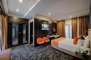 een hotelkamer met een bed en een badkamer bij Sevsamora Resort & Spa in Saguramo