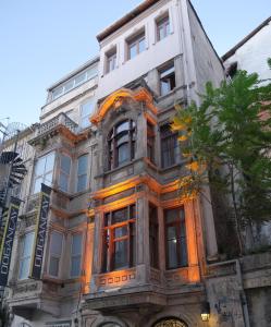 un grand bâtiment avec beaucoup de fenêtres dans l'établissement Adamantides Hotel, à Istanbul