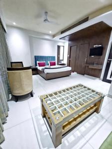 ein Wohnzimmer mit einem Bett und einem Sofa in der Unterkunft Hotel City Heart Shirdi in Shirdi