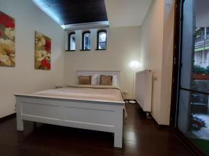 a bedroom with a bed in a room at Apartamente 13 si 16 in Oxygen Residence Sinaia in Sinaia