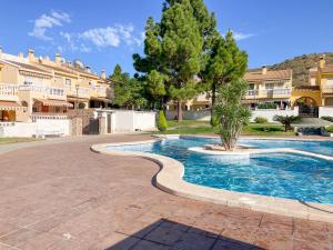 una piscina nel mezzo di un cortile con case di Casa Maravillas. Un lugar único para desconectar ad Alicante