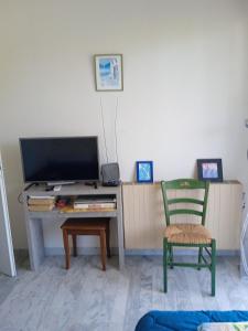 Televízia a/alebo spoločenská miestnosť v ubytovaní Appartement Climatisé Vue Mer Route des Sanguinaires