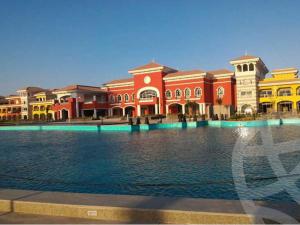 um grupo de edifícios com uma grande massa de água em Porto Sharm suites & apartments em Sharm El Sheikk