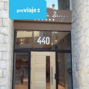 un frente de tienda con un cartel sobre una puerta en Design 440 en San Carlos de Bariloche