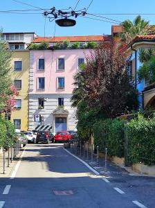 ein rosafarbenes Gebäude an der Straßenseite in der Unterkunft DreaMilan B&B in Mailand