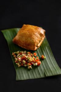 un plato verde con un trozo de comida. en Tribe Hotel, Nairobi, a Member of Design Hotels en Nairobi