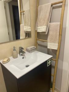 a bathroom with a sink and a mirror and towels at AL Florence in Setúbal