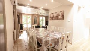 una sala da pranzo con tavolo e sedie di La Cour du Moulin a Bouilland