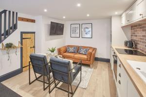 een keuken en een woonkamer met een bank bij Host & Stay - Grumbles Cottage in Whitby