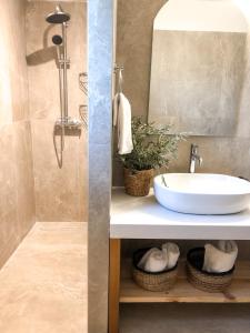 uma casa de banho com um lavatório e um espelho em Luxury Villa Anemone with private pool em Pastida