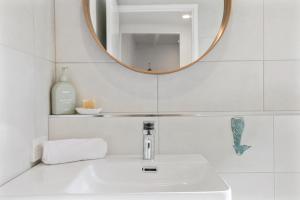 瞭望角的住宿－Snapper Unit 3，白色的浴室设有水槽和镜子