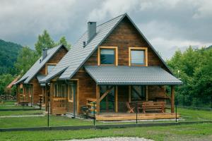drewniany domek z metalowym dachem w obiekcie Bieszczadzka Ostoja w Wetlinie