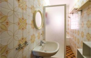 Fotografia z galérie ubytovania Stunning Home In Davoli With Kitchen v destinácii Davoli