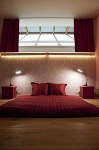 1 dormitorio con 1 cama con 2 lámparas y una ventana en Schopenhauer, en Gante