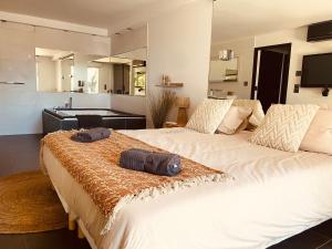 サント・マキシムにあるVilla Jungle Beachのベッドルーム1室(大型ベッド1台、枕2つ付)