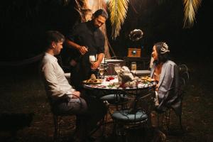 een groep van drie mensen die rond een tafel zitten met bij Mas Valoria in Peratallada