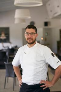 a man wearing glasses and a white shirt at Hotel Skanderborghus in Skanderborg