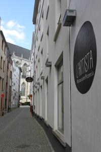 een bord aan de zijkant van een gebouw op een straat bij 3 Paardekens - City Centre Hotel in Mechelen