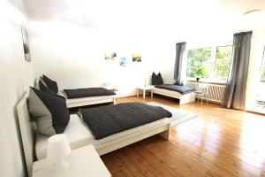um quarto branco com uma cama e um sofá em Spacious Apartment with Balcony em Wetzlar