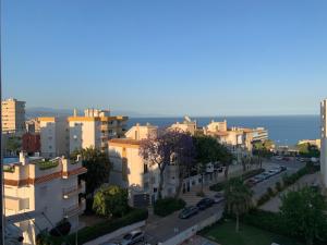 uma vista para uma cidade com edifícios e uma rua em Estudio renovado con vista al mar em Torremolinos