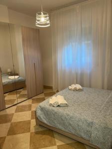 - une chambre avec un lit et 2 serviettes dans l'établissement La casa sui colli bolognesi, à Savigno