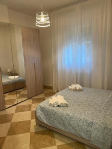 sypialnia z łóżkiem i dwoma ręcznikami na nim w obiekcie La casa sui colli bolognesi w mieście Savigno