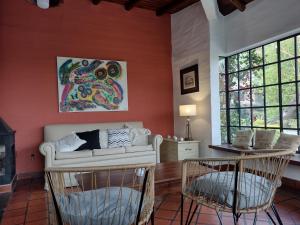 uma sala de estar com um sofá e duas cadeiras em CampoMora- 5 min del Centro - CONFORT - Parrilla & Pileta em San Salvador de Jujuy