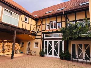 Bangunan di mana terletaknya rumah tamu ini