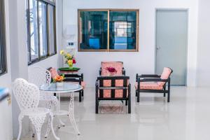 a room with chairs and a table and a table and chairs at Pasawang Hotel (โรงแรมภาสว่าง) in Hat Yai