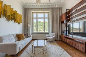 Posezení v ubytování Designer Dream Home with Stunning View