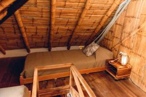 Un pat sau paturi într-o cameră la Tiki Limbo