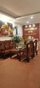ein Zimmer mit Tischen und Stühlen und einem Schild in der Unterkunft Thanh Hương 99 Hotel - Nội Bài in Hanoi