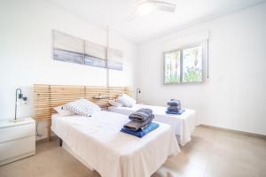 3 łóżka w pokoju z białymi ścianami w obiekcie Apartamento con Increíbles Vistas al Campo de Golf - AN402LT w mieście Torre-Pacheco
