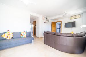 Telewizja i/lub zestaw kina domowego w obiekcie Apartamento con Increíbles Vistas al Campo de Golf - AN402LT