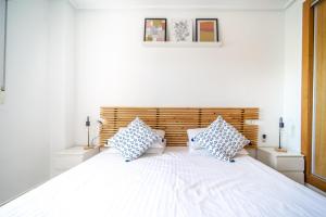 Łóżko lub łóżka w pokoju w obiekcie Apartamento con Increíbles Vistas al Campo de Golf - AN402LT