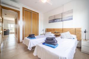 dwa łóżka w pokoju z ręcznikami na nich w obiekcie Apartamento con Increíbles Vistas al Campo de Golf - AN402LT w mieście Torre-Pacheco +36 zdjęć