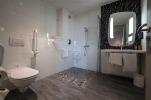 e bagno con servizi igienici, doccia e specchio. di ibis Montargis a Montargis