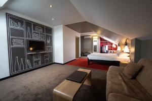 una camera d'albergo con un letto e un divano di ibis Montargis a Montargis