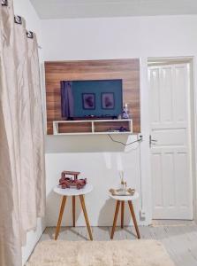 een woonkamer met een tafel en een deur bij Apartamento Suíte encantador in Gramado