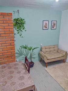 ein Wohnzimmer mit einem Sofa und einem Tisch in der Unterkunft Apartamento Suíte encantador in Gramado