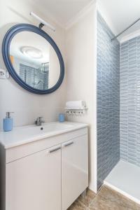 une salle de bain avec un lavabo blanc et un miroir dans l'établissement Home2Book Puerto Rico Pool & Sun Apartment, à Puerto Rico