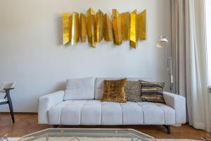 Posezení v ubytování Designer Dream Home with Stunning View