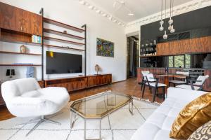 Posedenie v ubytovaní Designer Dream Home with Stunning View
