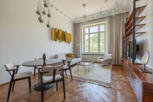 TV a/nebo společenská místnost v ubytování Designer Dream Home with Stunning View