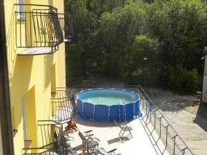 ein leerer Pool auf dem Balkon eines Gebäudes in der Unterkunft Okulski Grand Rozewie Pokoje i Apartamenty in Jastrzębia Góra