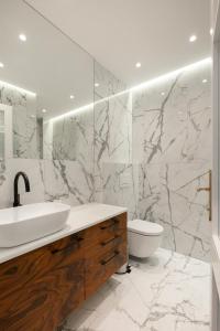 Kúpeľňa v ubytovaní Designer Dream Home with Stunning View + 11 fotografií